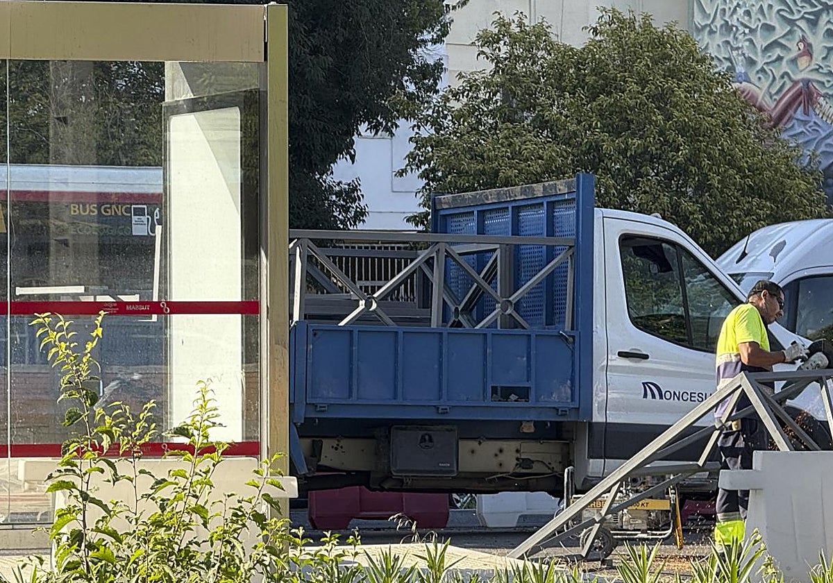 Un operario en una de las paradas del tranvibús en la avenida Kansas City