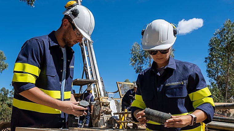Dos empleados supervisan el material obtenido en un sondeo, que es un pinchazo a gran profundidad para tomar una muestra