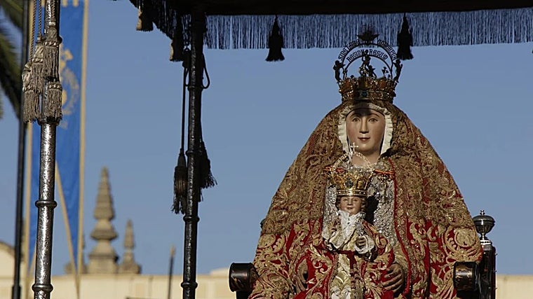 La Virgen de los Reyes durante la procesión de agosto de 2024