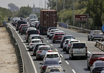 Retenciones kilométricas en la AP-4 y la A-49 por la salida hacia las playas