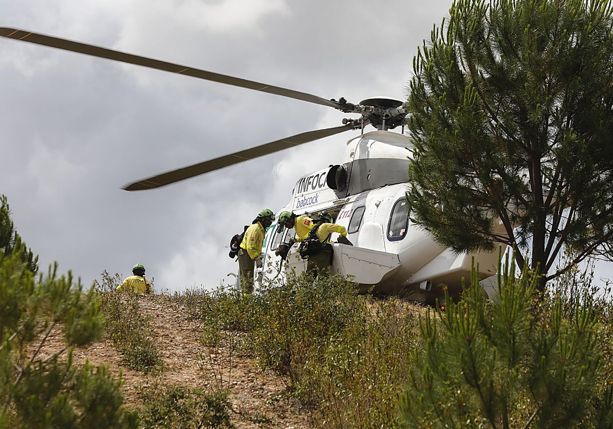 Un helicóptero del Infoca en una intervención en la provincia de Sevilla