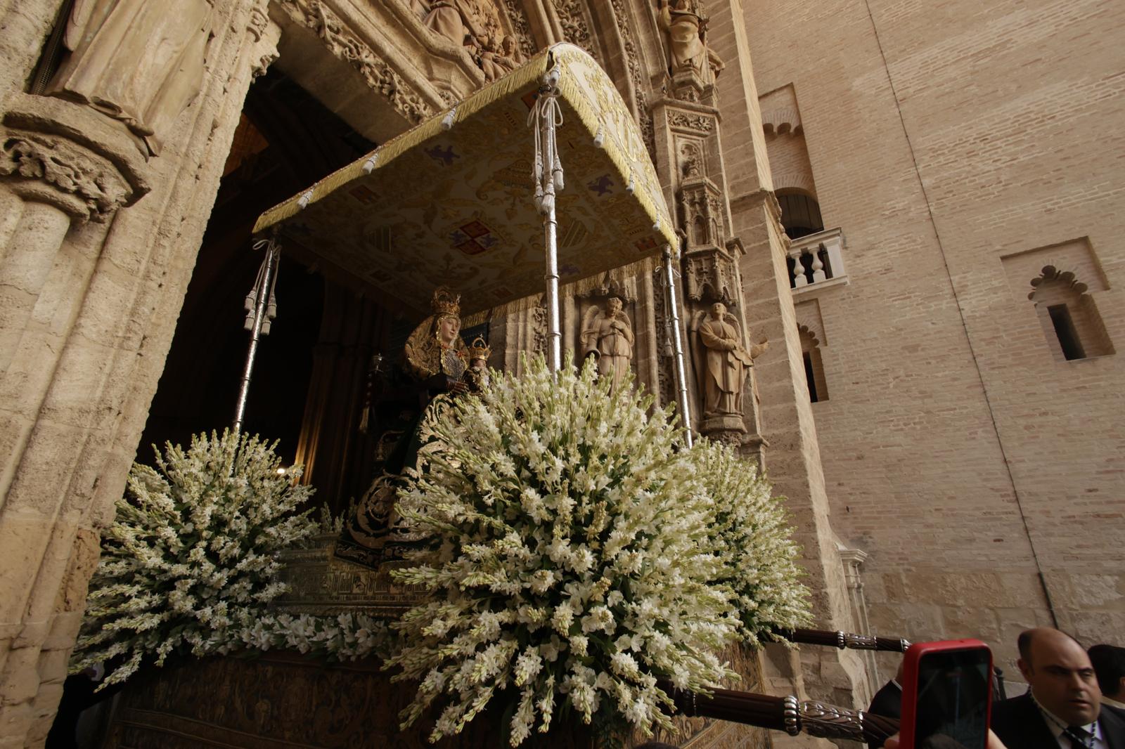 La Virgen de los Reyes a su salida de la Catedral por la Puerta de los Palos