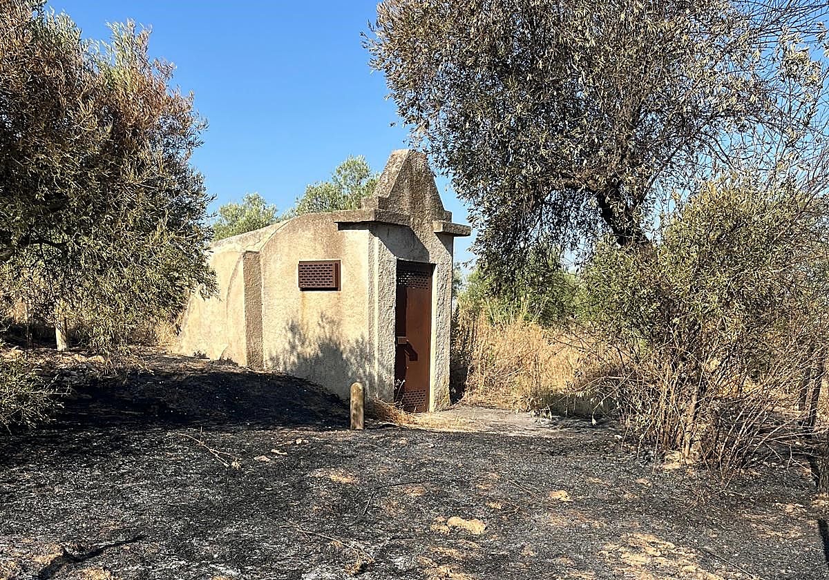 El entorno de la puerta de acceso al dolmen de Matarrubilla calcinado tras el incendio