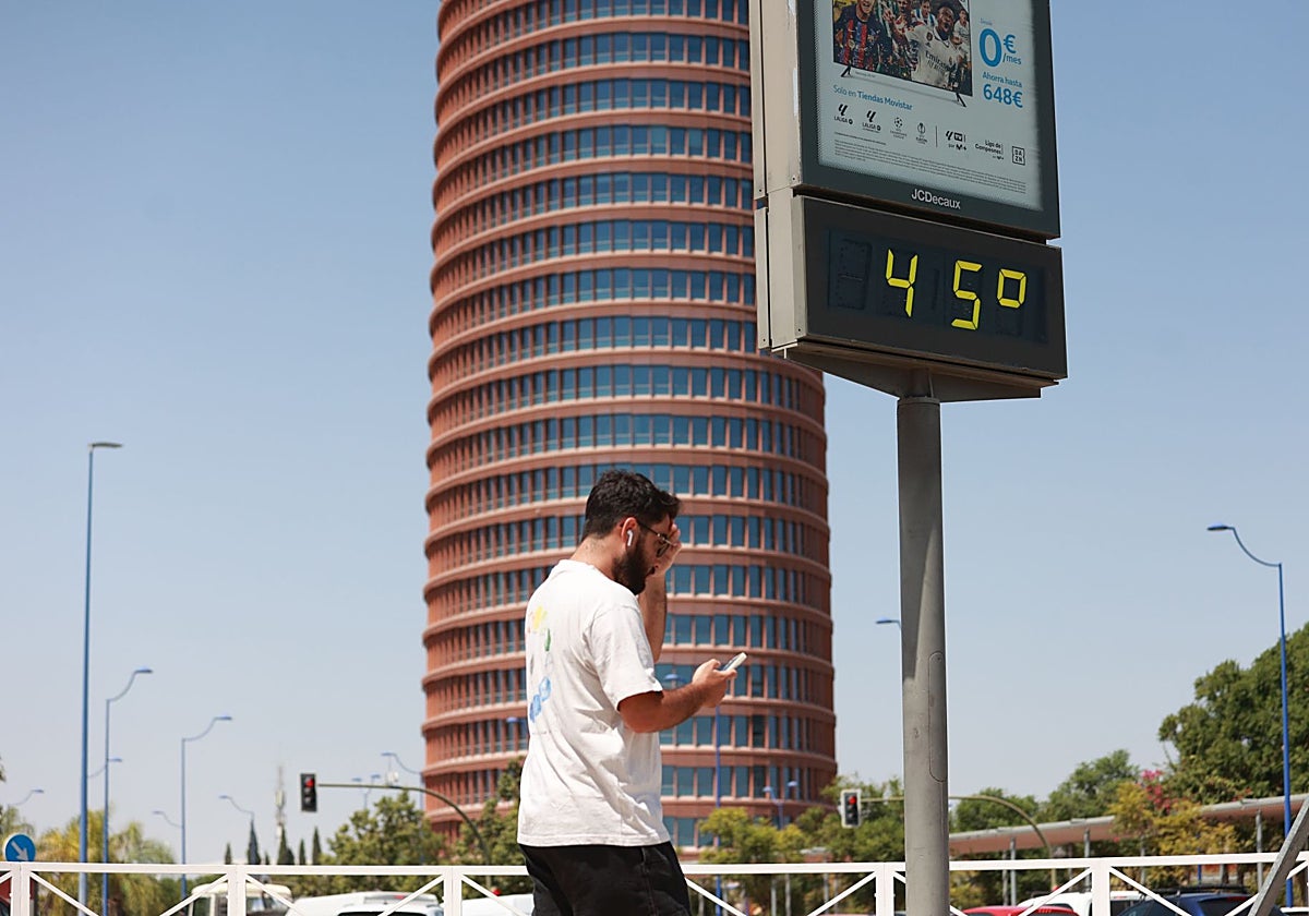 Un termómetro marca 45 grados en Sevilla