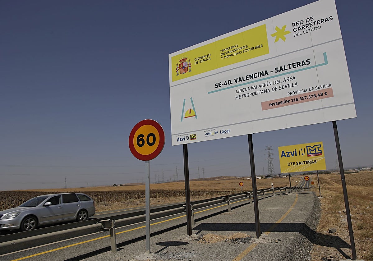 Paneles informativos en la N-630 de las obras del tramo Valencina-Salteras de la SE-40, que aún no han empezado