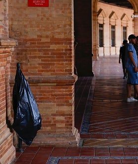 Imagen secundaria 2 - El Ayuntamiento ha ordenado eliminar lose elementos que dañen la imagen de la Plaza de España