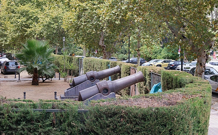 Imagen principal - El Ayuntamiento ha ordenado eliminar lose elementos que dañen la imagen de la Plaza de España