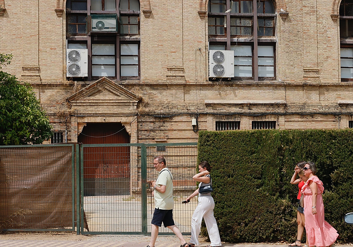 Aires acondicionados y vallas en el entorno de la Plaza de España que el Ayuntamiento ha ordenado eliminar