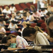 Imagen de archivo de opositores examinándose de una prueba