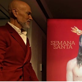 Salustiano García ante su cartel para la Semana Santa de Sevilla