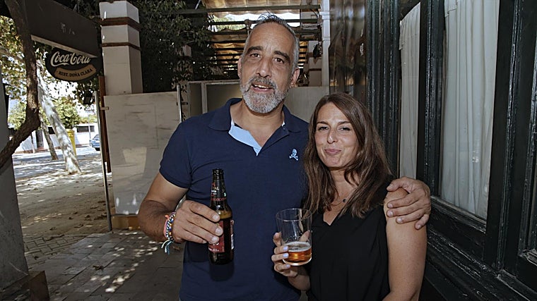 Alonso Sebastián y Laura Fuentes en el bar Avelino