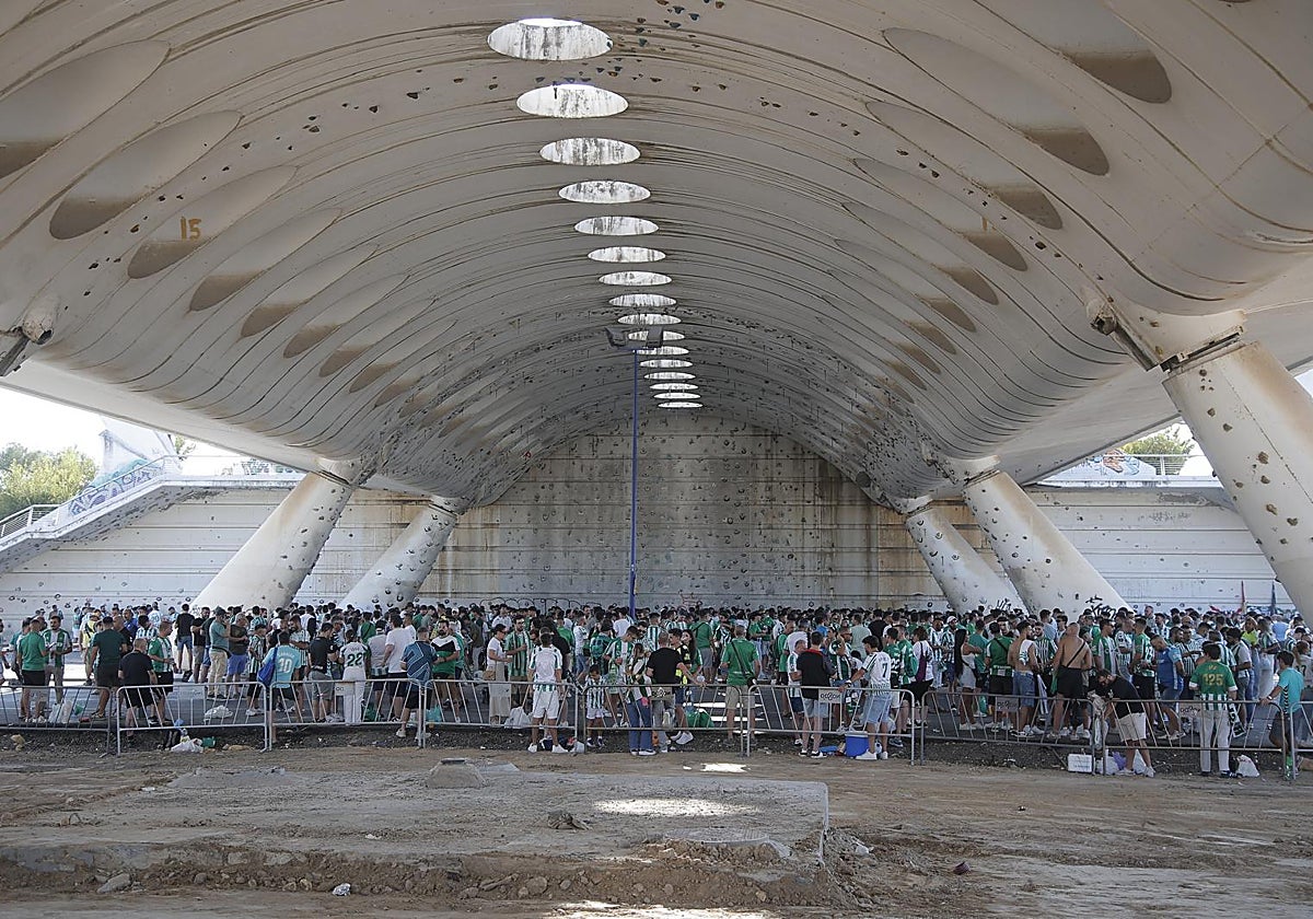 Aficionados béticos en los aldeaños del Estadio de la Cartuja horas antes del partido