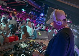 Músicos de arena y sal, ellos son la banda sonora de los chiringuitos