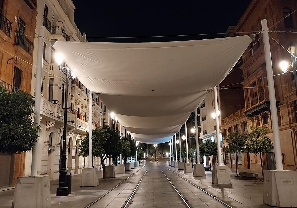 Los toldos se han comenzado a colocar en la madrugada de este viernes