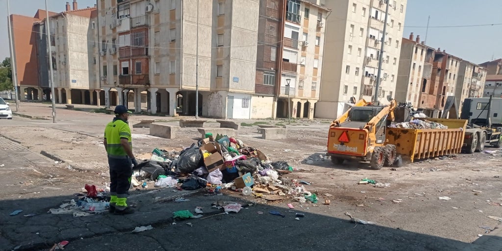 Enfado en Lipasam con Muñoz por sus críticas a la falta de limpieza en las Tres Mil Viviendas