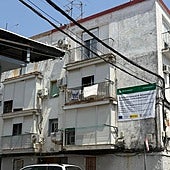 Cartel del inicio de obras en una de las fachadas de los bloques