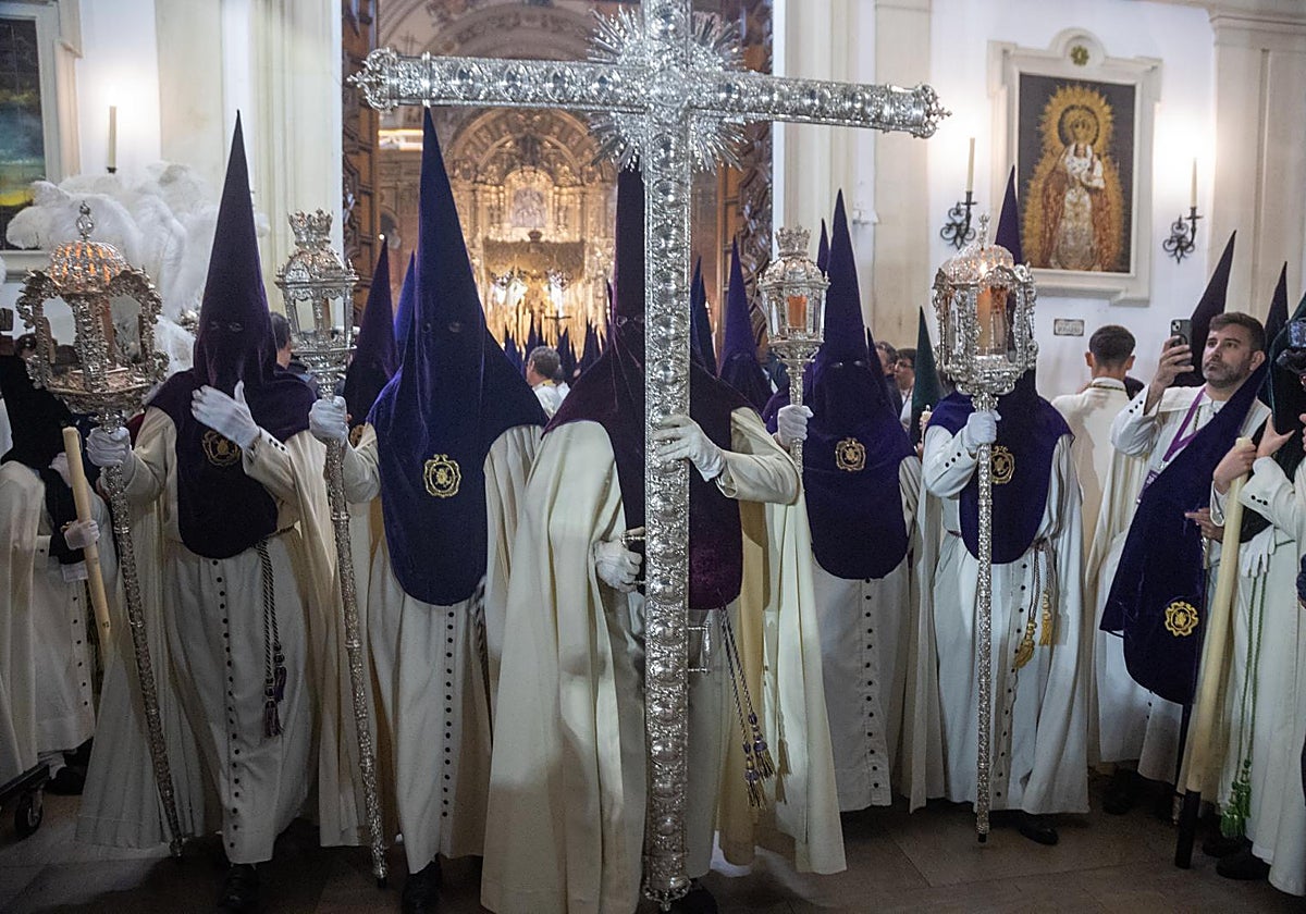 Nazarenos de la Macarena en la Madrugada de 2025