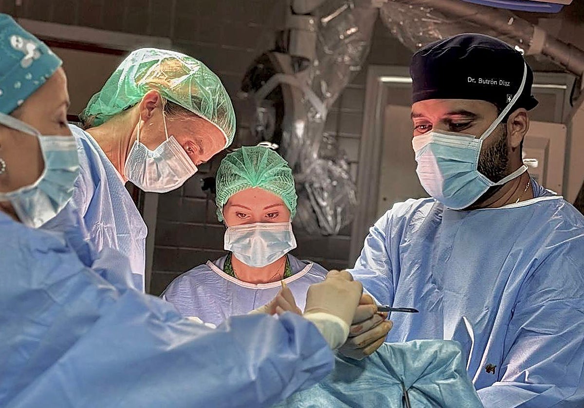 Los doctores Butrón y Cancela en una intervención