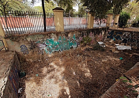 Imagen secundaria 1 - Las caracolas están rodeadas de maleza y pintadas con grafiti. La alberca es un vertedero lleno de basura y todo el recinto es usado por indigentes