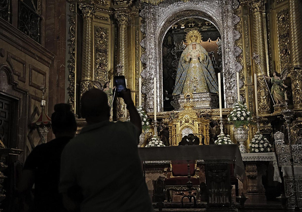 La Virgen de la Esperanza preside el camarín el 12 de agosto, un día antes de ser retirada del culto para ser restaurada