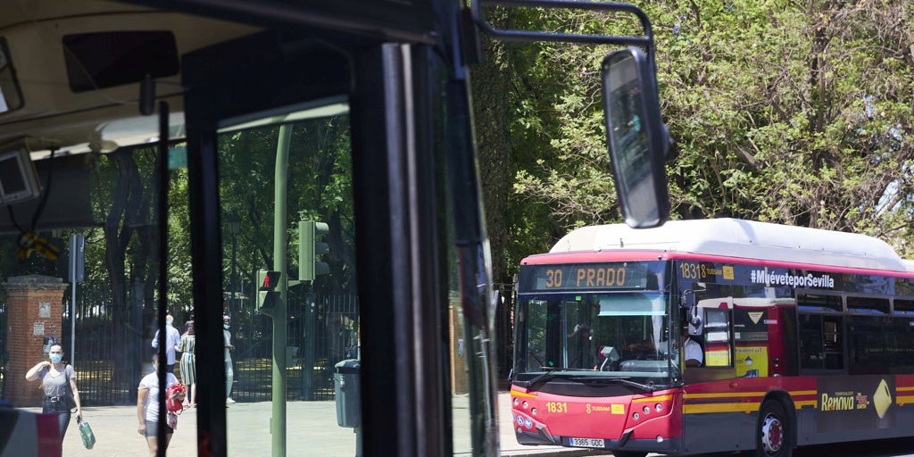 Dos heridos tras sacar un varón un arma blanca dentro de un autobús de Tussam
