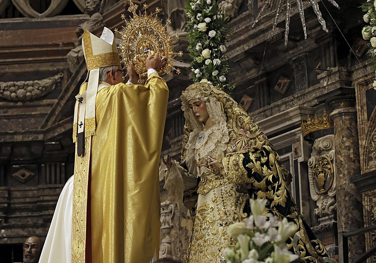 El arzobispo de Sevilla corona a la Virgen del Rocío de la Hermandad de la Redención
