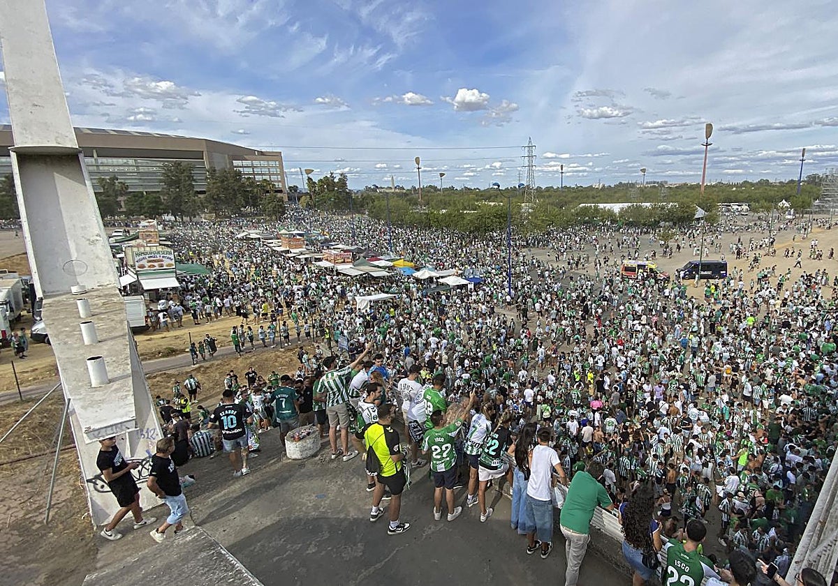 Las inmediaciones del Estadio de la Cartuja antes del partido del Betis