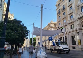 Comienza la instalación de los restantes toldos de la avenida de la Constitución salvo los del Banco de España