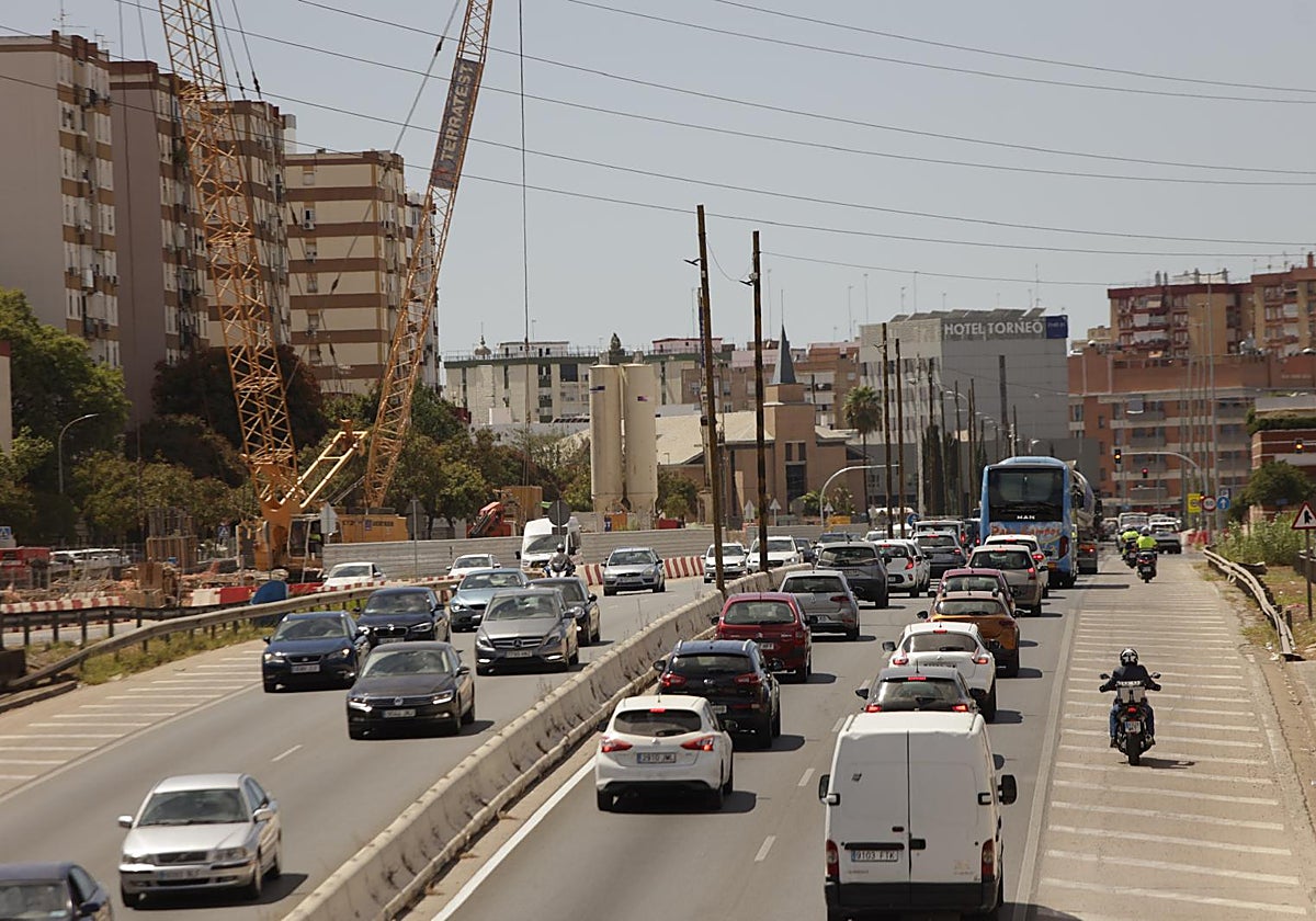 Tráfico en la Ronda Norte a la altura del tanatorio de la SE-30