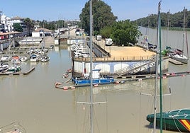 La Guardia Civil atraca una narcolancha en Puerto Gelves