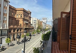 El piso de 300 metros cuadrados a la venta en Sevilla con vistas a la avenida Constitución: tiene cuatro baños, un enorme balcón y garaje