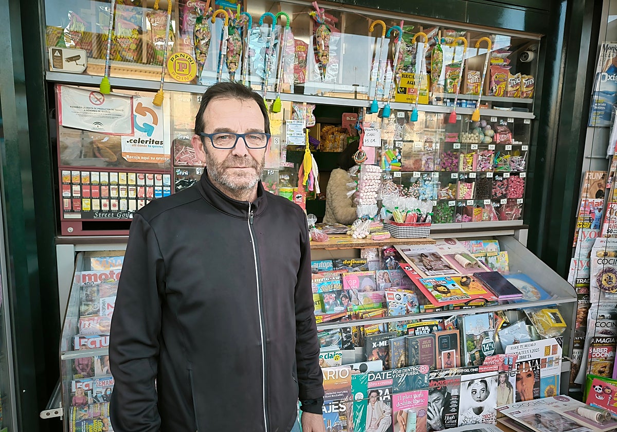 Juan Rodríguez gestiona uno de los pocos quioscos de prensa que permanecen abiertos en Utrera