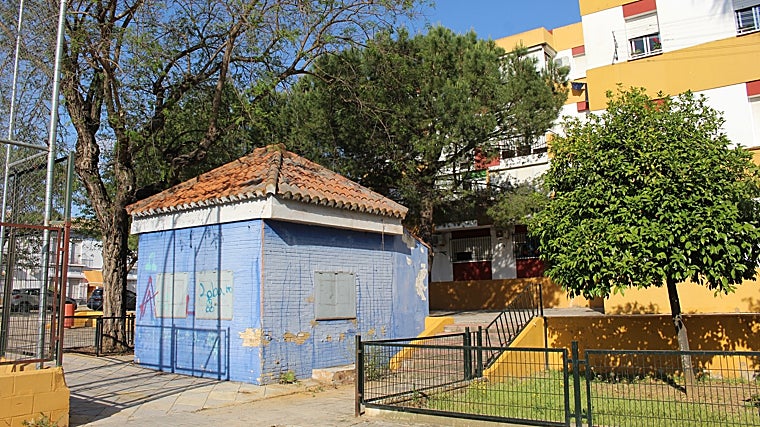 En el casco urbano de Utrera existen muchos quioscos abandonados que llevan años siendo un nido de suciedad y ratas