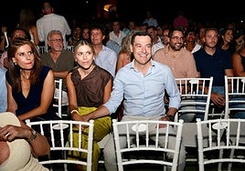 Juanma Moreno disfruta del concierto de Joaquín Sabina en la Maestranza de Sevilla