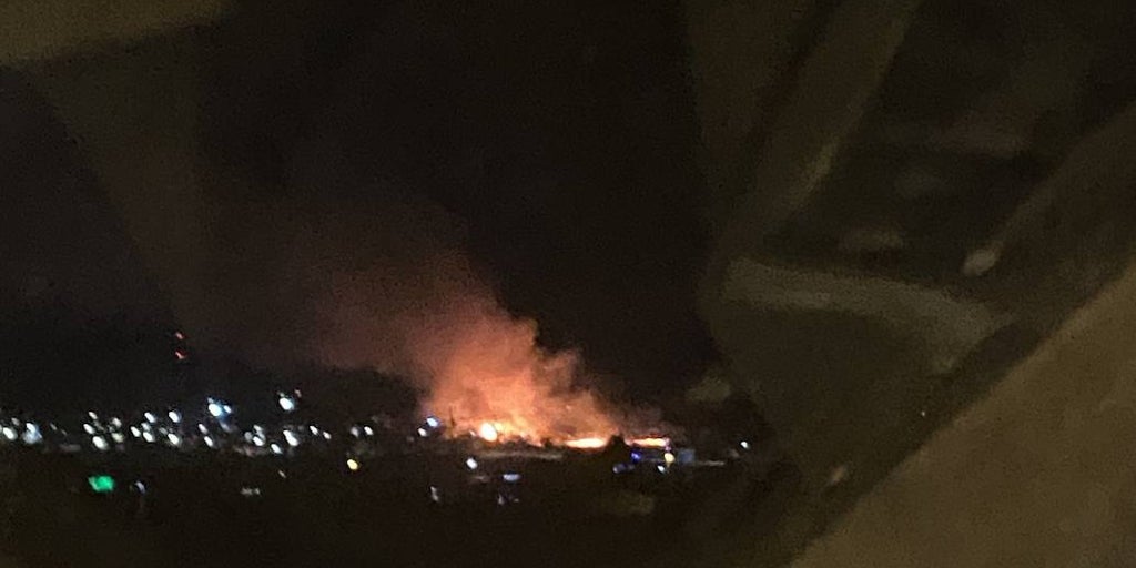 Unos cohetes y fuegos artificiales provocan un incendio junto a la A-49 entre Castilleja, Tomares y Camas