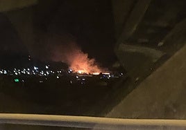 Unos cohetes y fuegos artificiales provocan un incendio junto a la A-49 entre Castilleja, Tomares y Camas