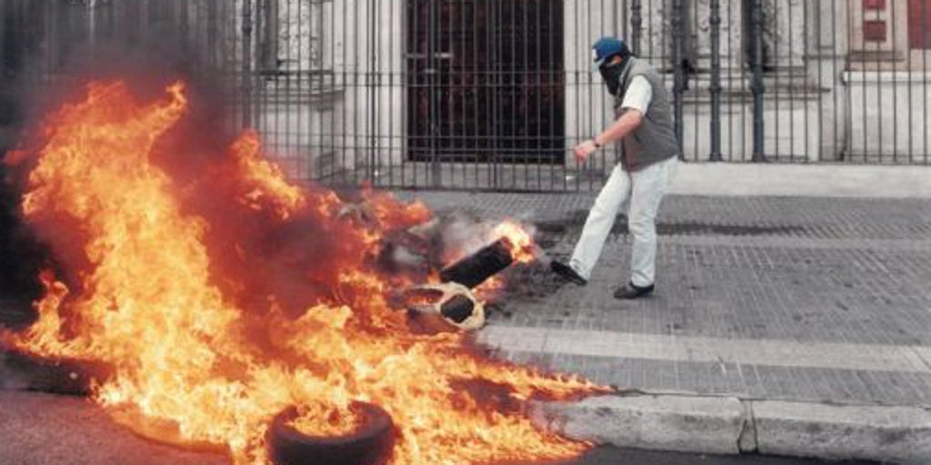 CONFLICTO DE ASTILLEROS EN SEVILLA: GUARDIA, NO TIRES PELOTAS...