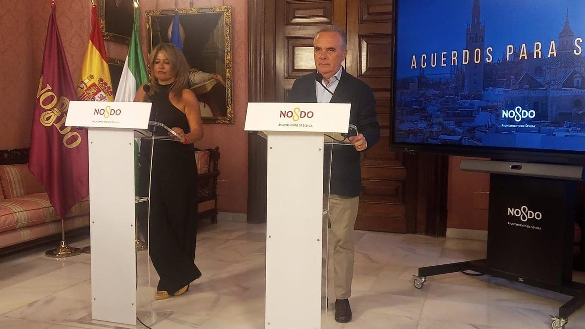 El edil Juan Bueno junto con la concejala Evelia Rincón en rueda de prensa