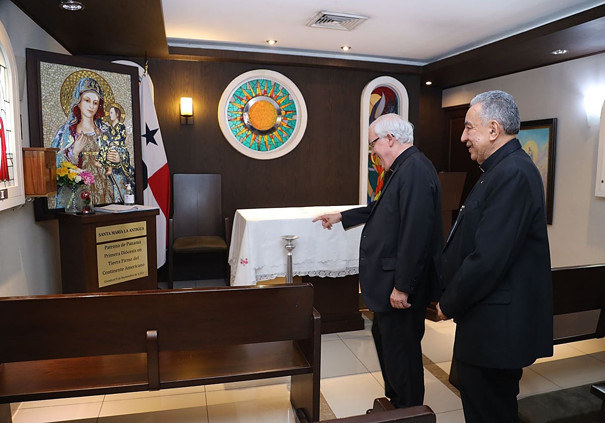 Monseñor Saiz Meneses y José Domingo Ulloa Mendieta, ante la imagen de María Santísima de la Antigua, que será coronada este próximo martes