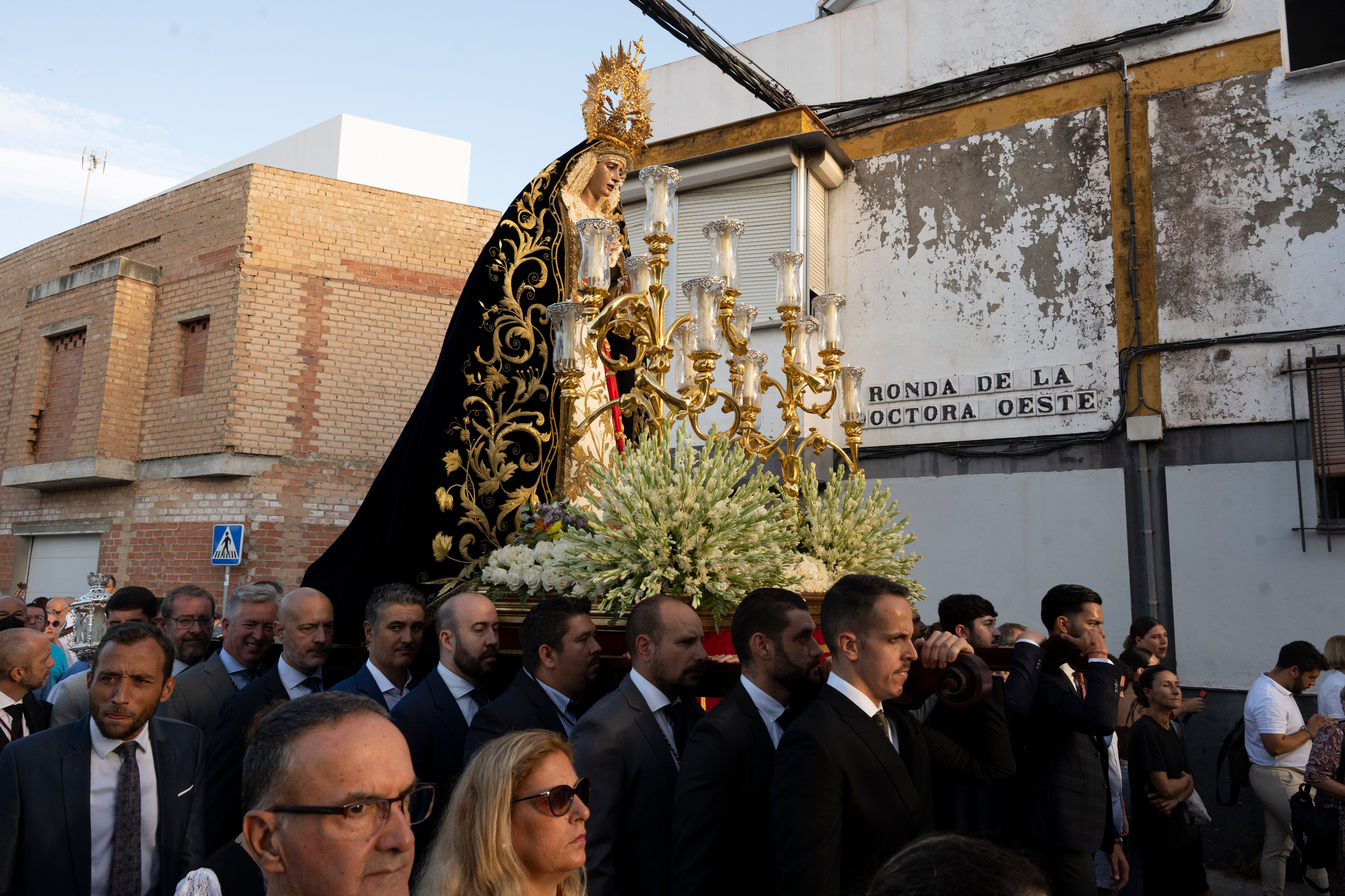 El rosario de la aurora de la Virgen de los Dolores del Cerro, en imágenes