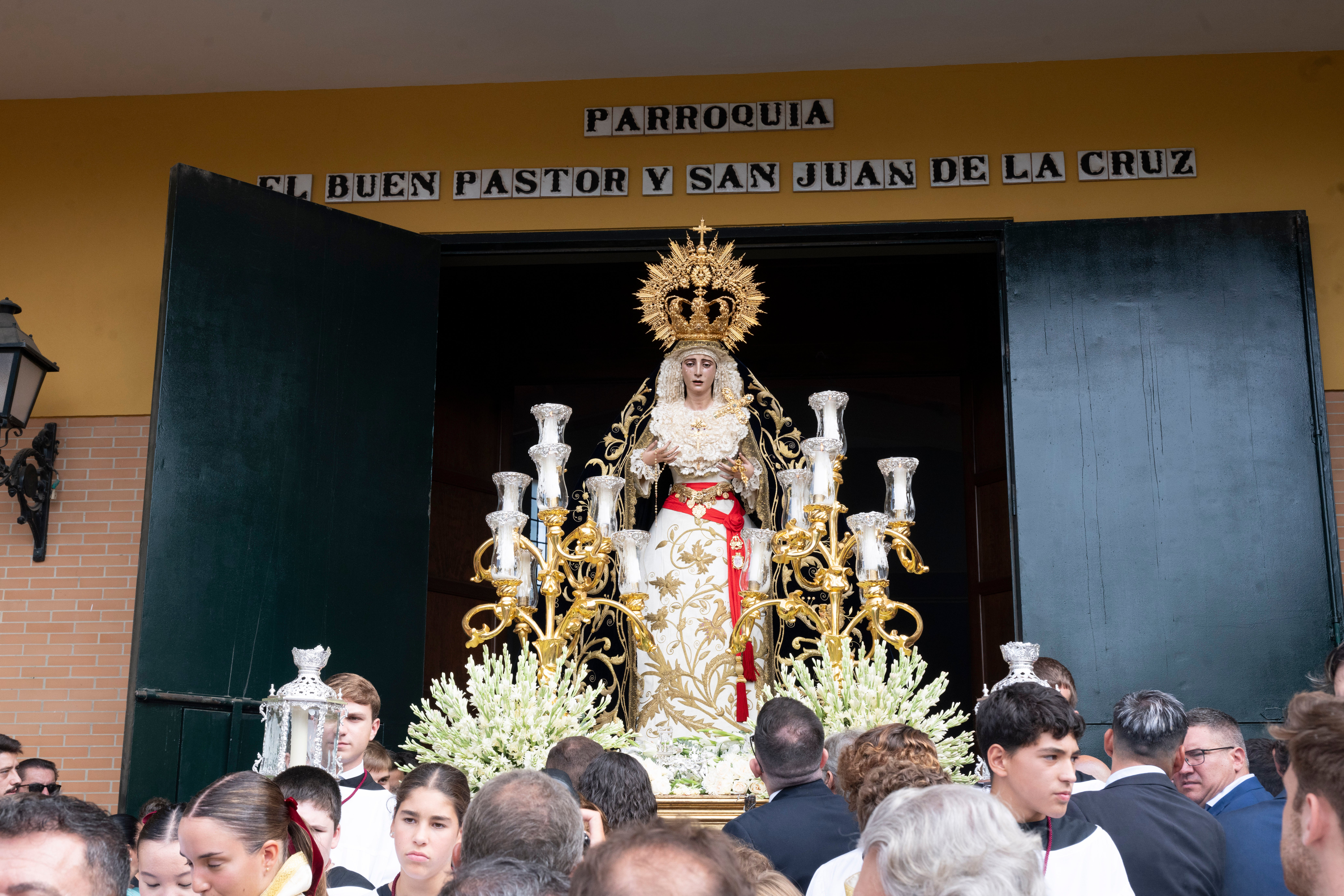 El rosario de la aurora de la Virgen de los Dolores del Cerro, en imágenes