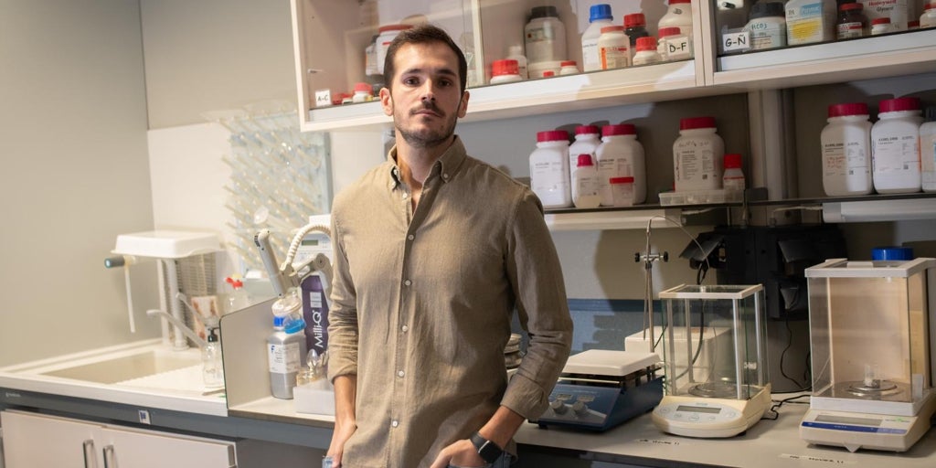 Lucha contra el Alzheimer desde el IBIS y prepara un musical: «España es un embudo a nivel científico, de cien investigadores sólo uno entra en el sistema»