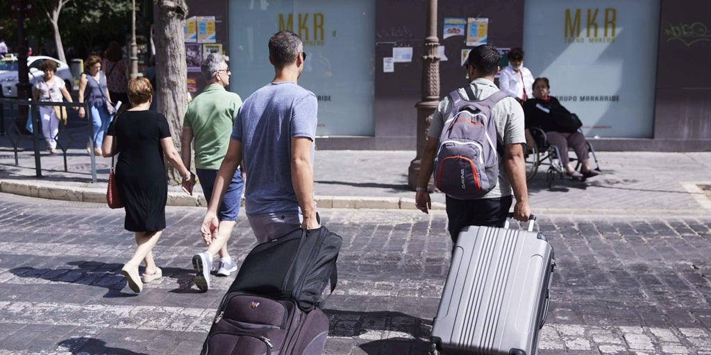 La Policía Nacional de Sevilla refuerza el seguimiento de pisos turísticos por incumplimientos en el registro de viajeros