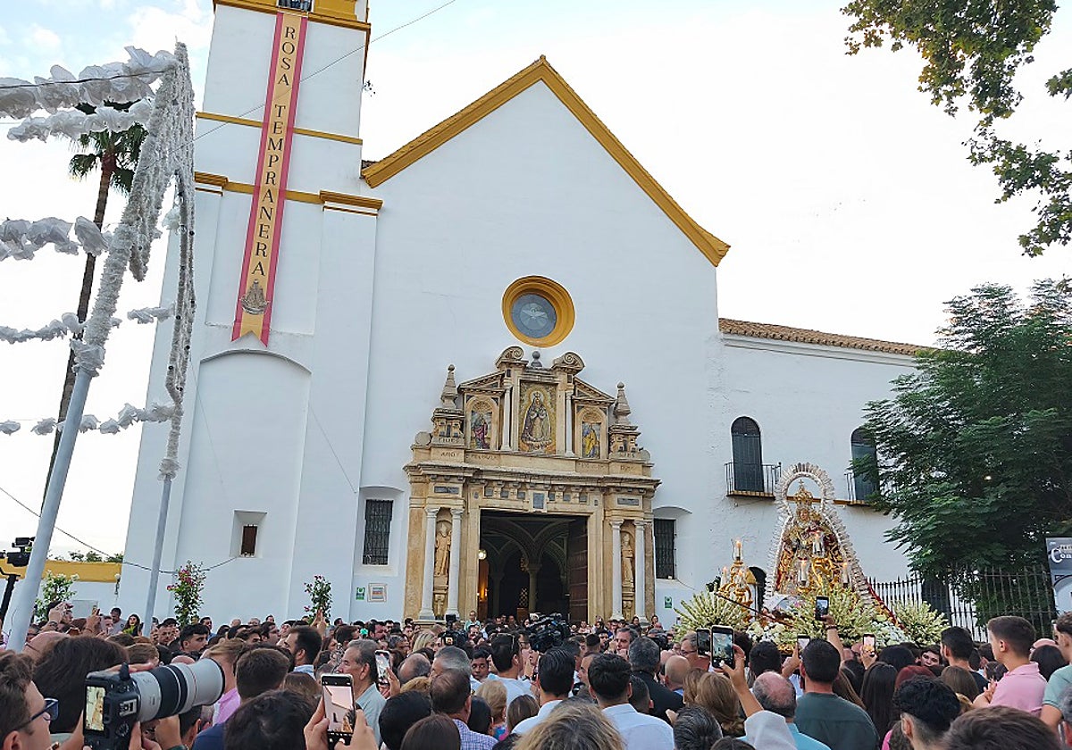 La Virgen de Consolación saliendo de su santuario