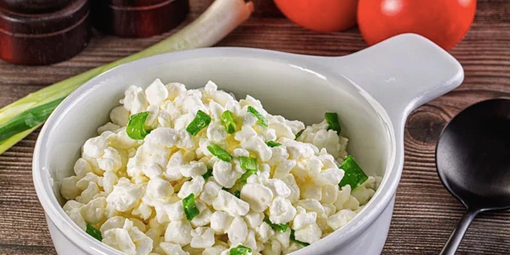 El queso bajo en grasas que arrasa en los supermercados: estas son sus beneficios frente a otras variedades