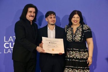 La Fundación Grammy entrega la beca legado Paco de Lucía en la previa del evento musical en el Cartuja Center