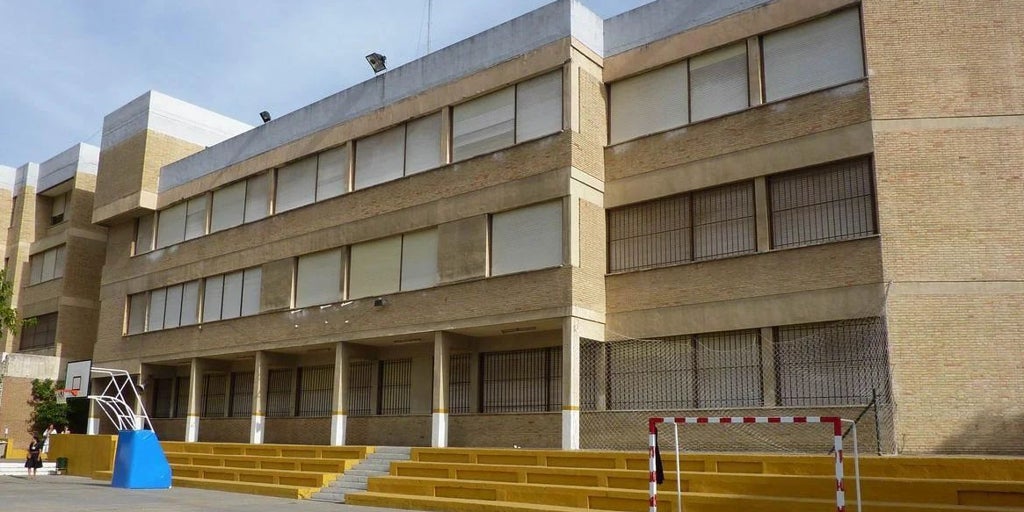 Cae parte de un muro del colegio Santa Joaquina de Vedruna de Sevilla