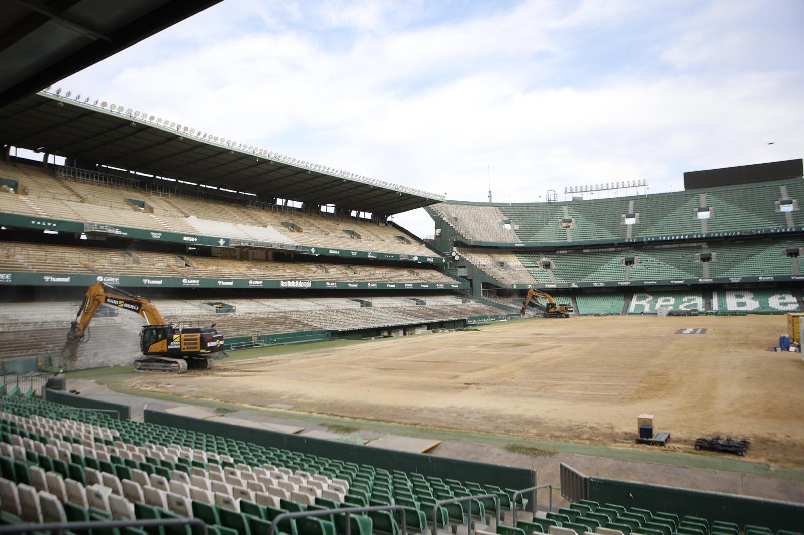 La demolición de la grada de preferencia del Benito Villamarín, en imágenes
