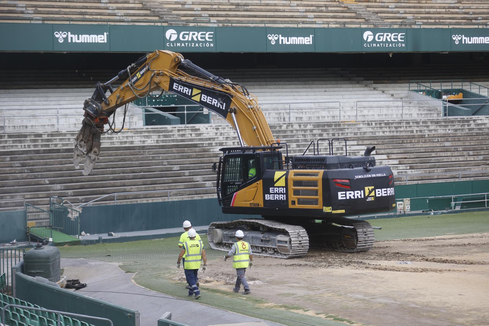 La demolición de la grada de preferencia del Benito Villamarín, en imágenes