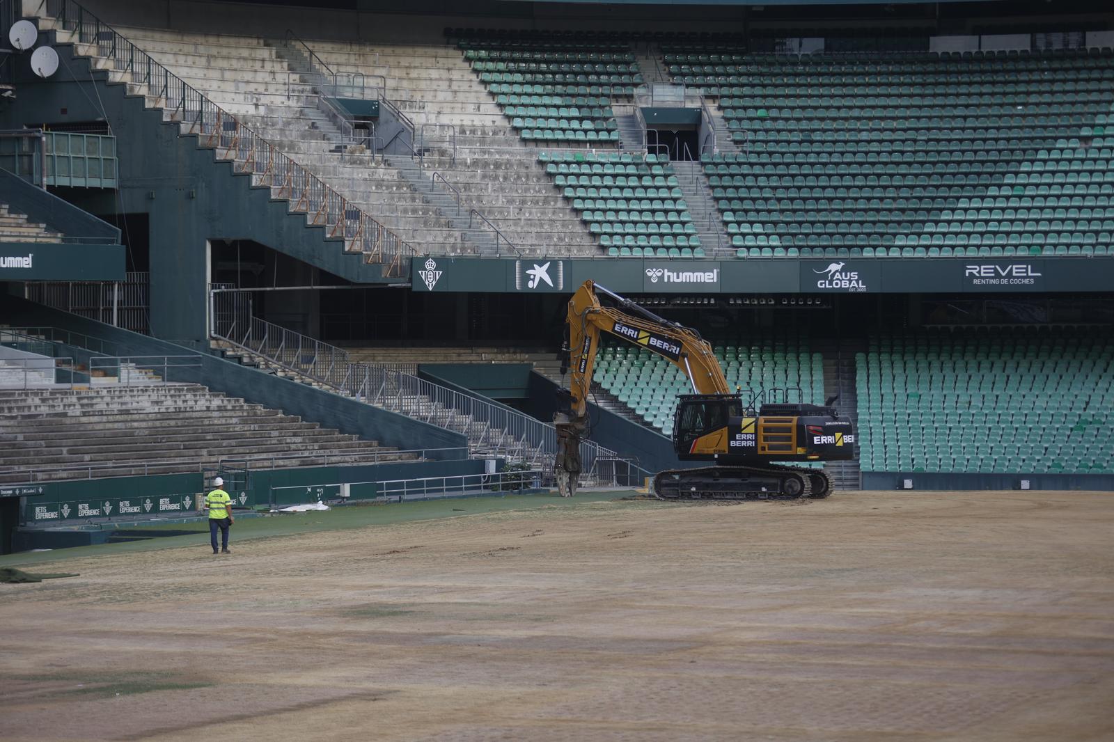 La demolición de la grada de preferencia del Benito Villamarín, en imágenes